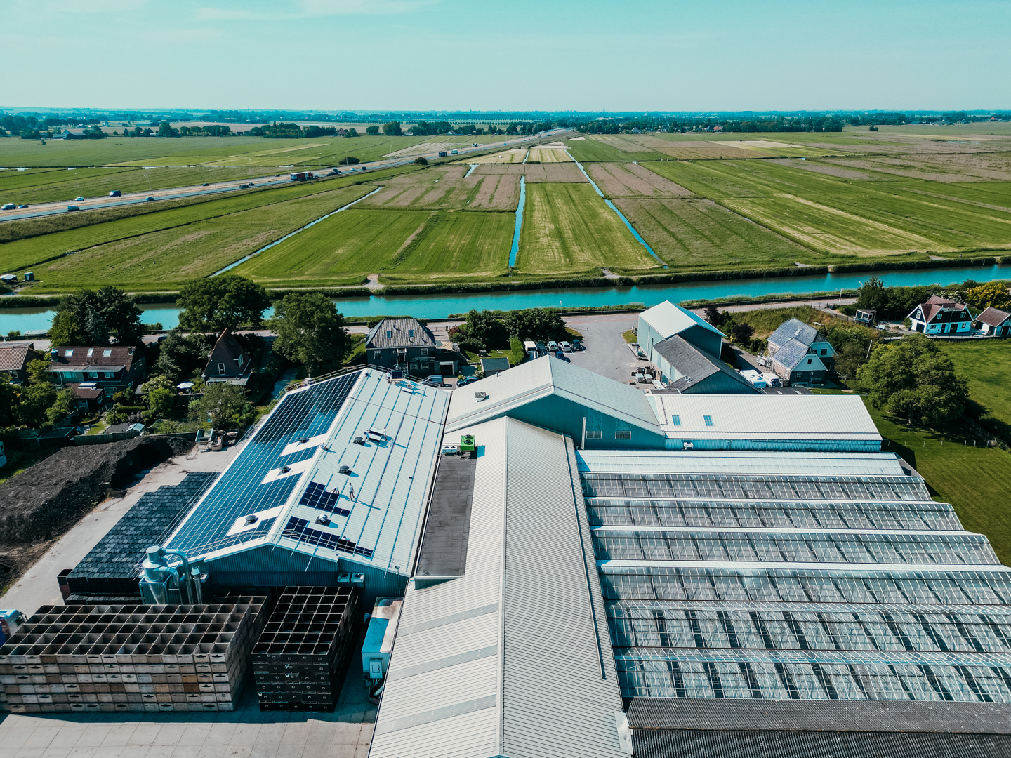 zakelijke zonnepaneleninstallatie die wordt gerealiseerd door PV-Projecten